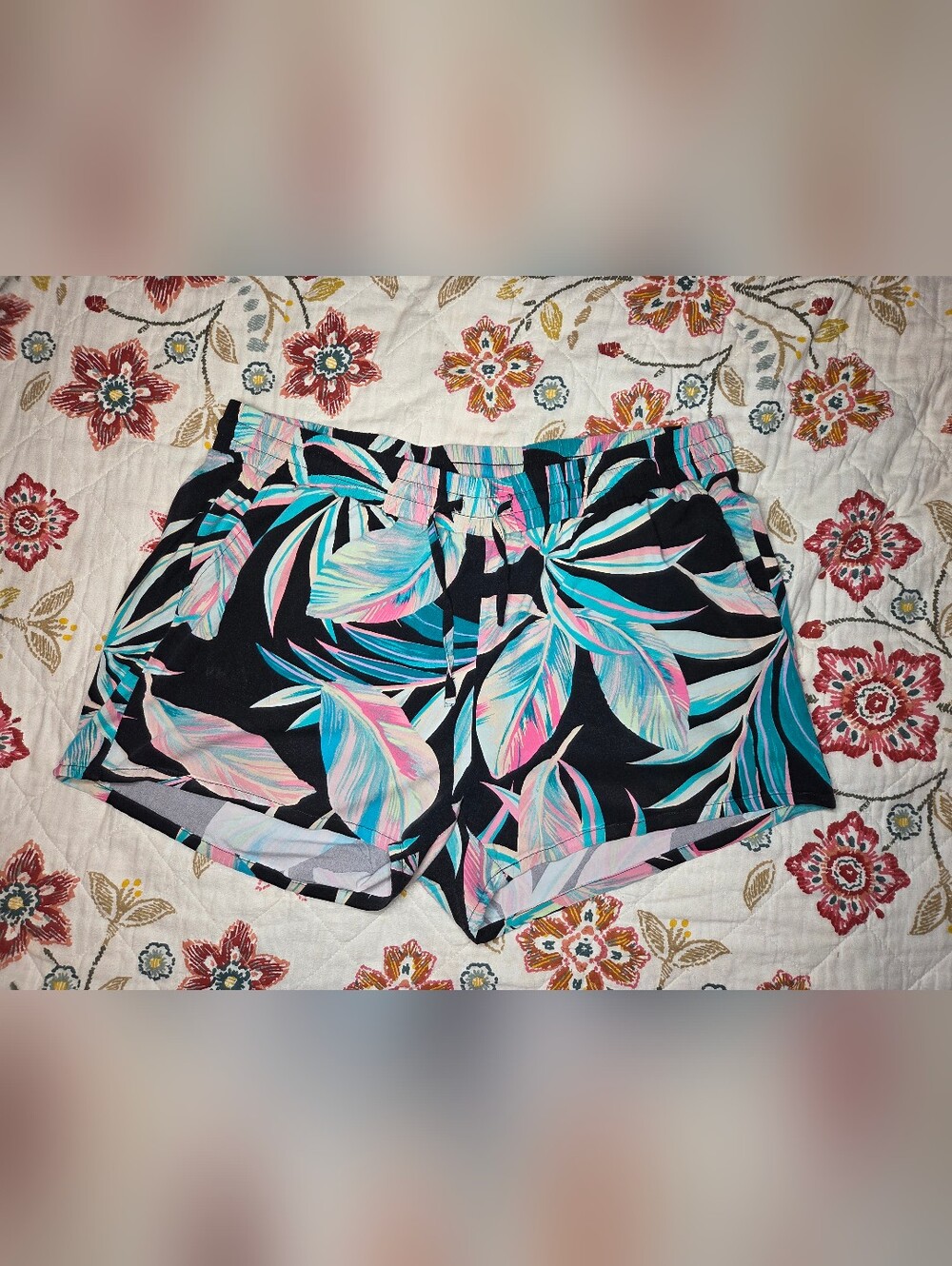 Torrid pull on tropical leaf print shorts, size 2